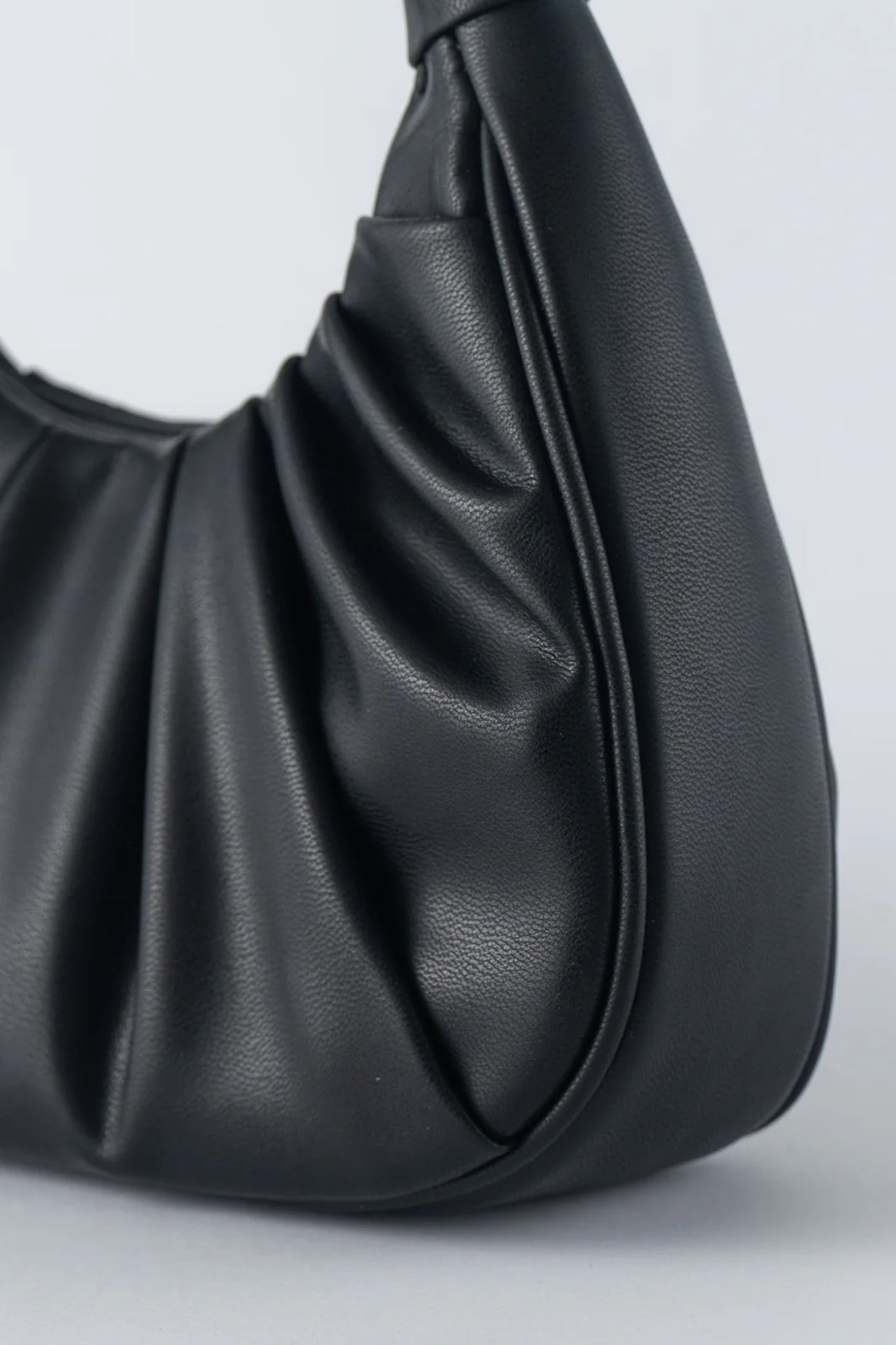 TEN TONES Alani Cloud Bag Black